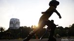 Intip Serunya Ngabuburit Main Sepatu Roda di Monas