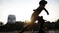 Sejumlah anak-anak bermain sepatu roda sambil menunggu waktu berbuka puasa di kawasan Monas, Jakarta, Rabu (29/5/2019).