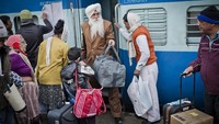 Tradisi mudik ke kampung halaman juga dilakukan warga di India. Tak cuma umat Muslim yang mudik. Umat Hindu di India juga melakukan mudik jelang hari-hari besar perayaan keagamaan. Puncak arus mudik di India biasanya terjadi jelang perayaan Diwali atau dikenal pula dengan sebutan Festival Cahaya. Daniel Berehulak/Getty Images.