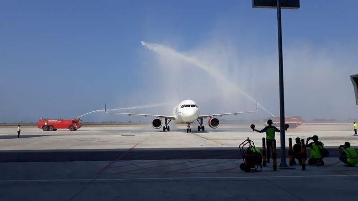 Disemprot Air Batik Mendarat Perdana Di Bandara Baru Yogyakarta