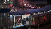 Tradisi pulang ke kampung halaman juga dilakukan oleh warga Amerika Serikat nih. Bedanya warga Amerika melakukan mudik menjelang perayaan Thanskgiving. Scott Olson/Getty Images.