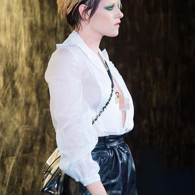 Tidak ketinggalan, tumpukan kalung berbandul gembok sebagai aksesori. Masih di jajaran aksesori, brand ambassador Chanel tersebut juga memakai beberapa cincin dan gelang rantai berwarna silver. (Foto: Instagram)