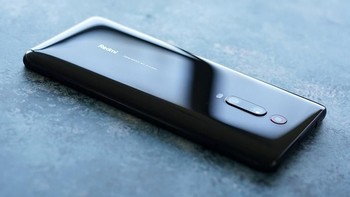 Ada tiga warna yang dihadirkan, pertama Carbon Black. Foto: Sina Mobile