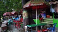 Para pemudik bisa menikmati berbagai jajanan warung di tenda-tenda kecil bawah pohon, guna menambah tenaga sebelum melanjutkan perjalanan. Ada mi instan, kopi, kelapa muda dan jajanan lainnya.