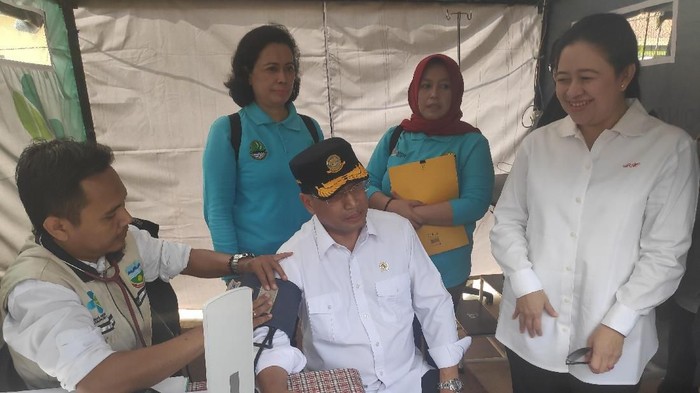 Tinjau Pos Pelayanan Limbangan, Para Menteri Cek Tensi Darah