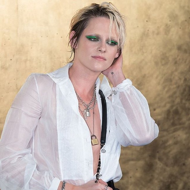 Riasan tersebut sukses mengangkat penampilan Kristen Stewarat yang kala itu mengandalkan blus putih dengan kancing yang dibiarkan terbuka. (Foto: Instagram)