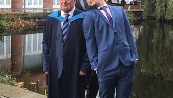 Potret sang ayah berusia 77 thaun mengenakan toga kelulusannya bersama dengan dua anaknya. Foto: Boredpanda