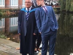 Potret Haru Bukti Pendidikan Tidak Pandang Usia