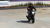 Pemotor melintasi Tol Cileunyi-Sumedang-Dawuan (Cisumdawu) Seksi II.