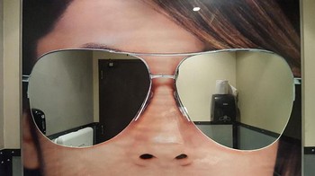 Keren juga ya cermin dengan bentuk kacamata ini. (Foto: Boredpanda.com)