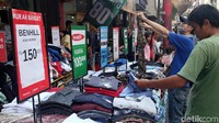 Berbagai pakaian ini dibandrol dengan harga terjangkau.