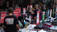 Para pengunjung tengah memilih baju.