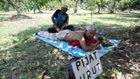Selain itu ada jasa pijat bagi pemudik yang kelelahan.