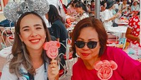 Kompak bareng sang ibu, Pammy makan es krim Minnie Mouse. Serasi banget ya sama bando yang dikenakannya? Foto: Instagram pammybowie