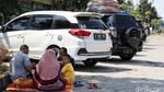 Pemudik Melepas Lelah di Rest Area Tol Palikanci