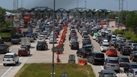 Pantauan detikcom, antrean panjang kendaraan di pintu Tol Palimanan itu mencapai 2 kilometer lebih.