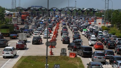 Kendaraan Mengular di Pintu Tol Palimanan