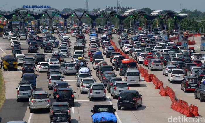 Lonjakan volume kendaraan di Tol Cikopo-Palimanan (Cipali) terjadi pada H-6 Lebaran. Imbasnya, terjadi antrean panjang di pintu Tol Palimanan.