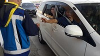 Tampak para petugas Jasamarga dan Kepolisian berjaga di sekitar gerbang tol. (Foto: Isal Mawardi/detikcom)