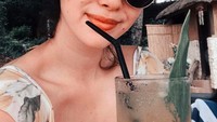 Mantan kekasih Joshua Suherman ini sedang pamer minuman dingin. Duh, seger banget kelihatannya! Foto: Instagram pammybowie