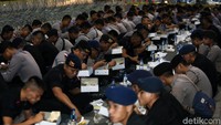 Anggota polisi menikmati menu berbuka yang disajikan.