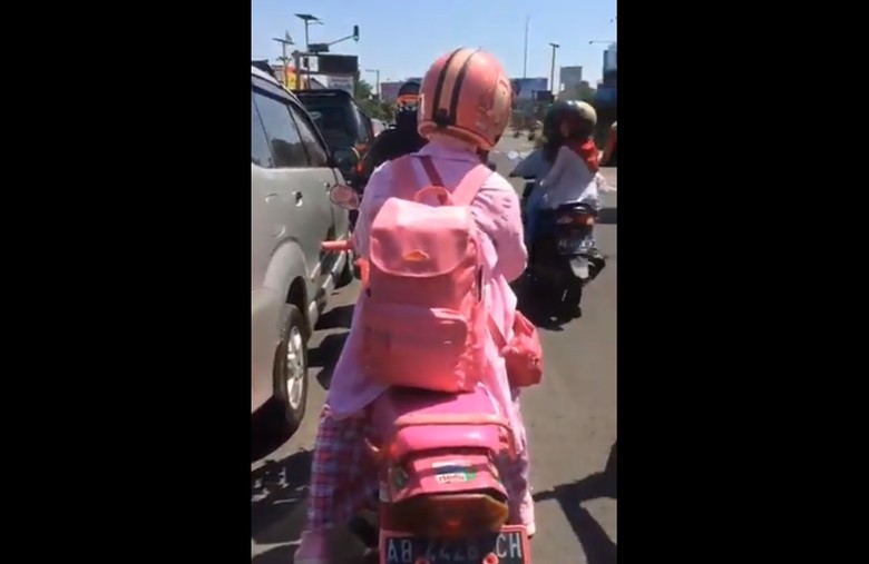 Pengendara motor serba pink di Yogyakarta. Foto: Twitter KabarGunkid Pengendara motor serba pink di Yogyakarta. Foto: Twitter KabarGunkid