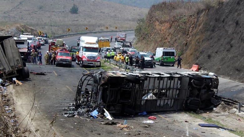 Bus Peziarah Tabrakan dengan Truk di Meksiko, 23 Orang Tewas Bus Peziarah Tabrakan dengan Truk di Meksiko, 23 Orang Tewas