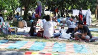 Lokasi ini juga dipenuhi para pedagang.