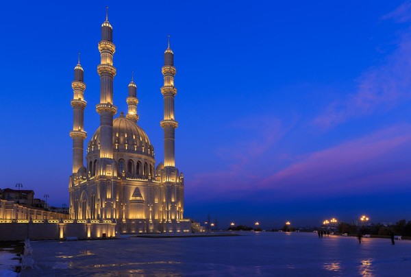 Mayoritas penduduk di Baku dan Azerbaijan secara keseluruhan adalah Muslim. Tak heran, banyak masjid cantik di sana (iStock) Mayoritas penduduk di Baku dan Azerbaijan secara keseluruhan adalah Muslim. Tak heran, banyak masjid cantik di sana (iStock)