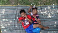 Anak-anak tengah beristirahat di rest area.