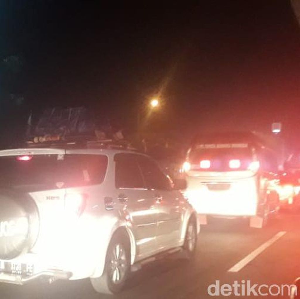 Rest Area Padat, Tol Jakarta-Cikampek Macet di Sejumlah Titik