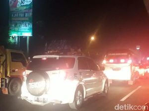 Rest Area Tol Cikampek Penuh, Pemudik Berhenti di Bahu Jalan