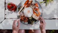 “Sayang, jangan lupa makan siang 🤪,” tulis Pammy di keterangan foto. Wah, nasi campur Balinya kelihatan nikmat ya! Foto: Instagram pammybowie