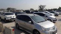 Antrean saat masuk ke GT Cikampek Utama. (Foto: Isal Mawardi/detikcom)