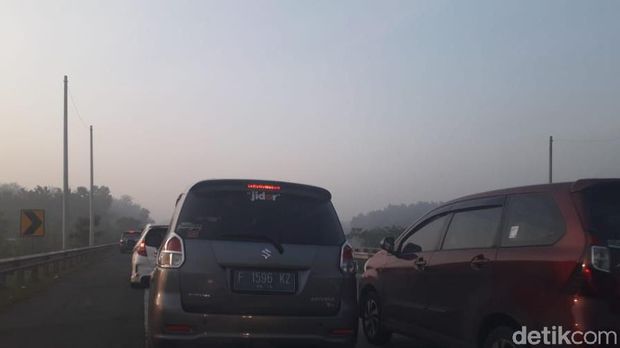 Kemacetan arus lalu lintas terjadi di ruas Tol Cipali arah Cirebon pada H-6 Lebaran. Akibatnya, sejumlah pemudik memanfaatkan bahu jalan untuk beristirahat.