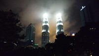 Menara Petronas di malam hari yang berawan. Di Malaysia ada aturan ketat, kalau tidak berpuasa ada sanksi sampai RM 3.000 (Ahmad Sururi/Istimewa)