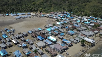 Pulau Rinca dihuni oleh dua kampung dengan jumlah penduduk sekitar 1.000 orang, yakni Kampung Rinca dan Kampung Karora. Penduduk di Pulau Rinca sudah lebih dulu ada dibanding Taman Nasional Komodo itu sendiri (Muhammad Zaky Fauzi Azhar/detikcom)