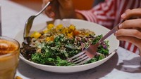 Pemilik 1,1 juta followers di Instagram ini sepertinya doyan makan sehat. Buktinya ia memilih salad untuk makan siang. Foto: Instagram pammybowie