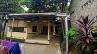 Kakbah itu berada di halaman rumah Winardi yang hanya berjarak 5 meter. Rumah Winardi sendiri dicat warna gading. (Foto: Jefrie/detikcom)