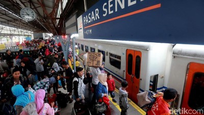 Angka Pemudik Mulai Menanjak di Stasiun Pasar Senen
