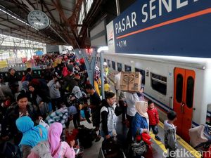 Angka Pemudik Mulai Menanjak di Stasiun Pasar Senen