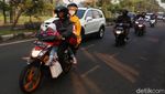 H-6 Pemudik Bermotor Lintasi Kawasan Kalimalang