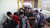 Antrean pemudik di tempat wudhu sebelum salat.