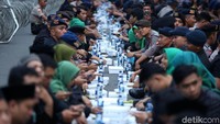 Pendekar Pagar Nusa melakukan buka puasa bersama dengan pasukan pengamanan TNI dan Polri.