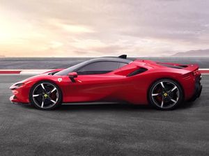 Terlalu! Ada Wanita Bugil Menari-nari di Atas Ferrari Berjalan