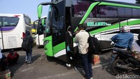 Para penumpang naik ke dalam bus.