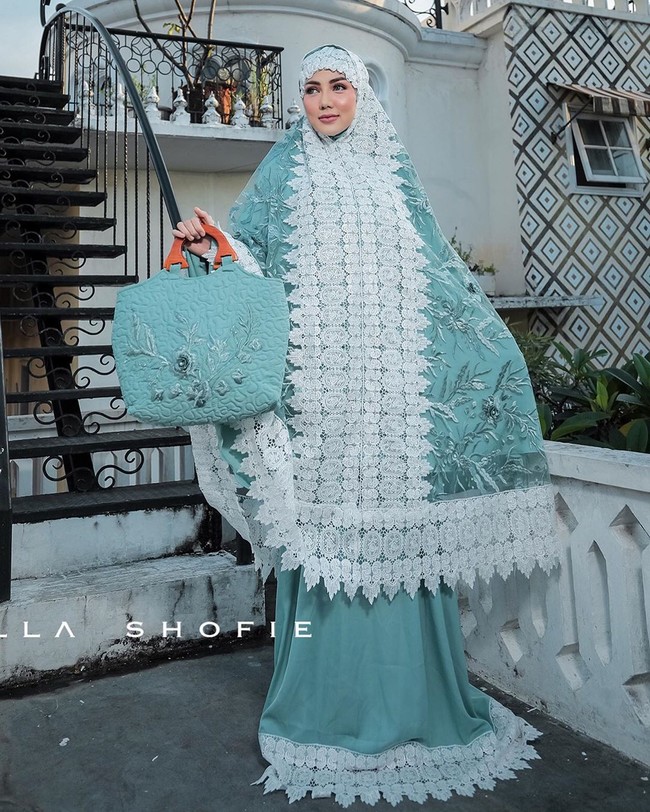 Artis Bella Shofie yang kini beralih profesi menjadi pebisnis di bidang fashion juga merilis mukena mewah sejak 2016. Pada 2019 ini, Bella melalui labelnya BELLS_byBellaShofie  kembali merilis mukena untuk Lebaran. Mukena yang hadir dengan brukat 3D yang dipayet dengan taburan mutiara dan bordir lace itu dijual seharga jutaan rupiah. Foto: Dok. Instagram