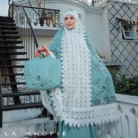Artis Bella Shofie yang kini beralih profesi menjadi pebisnis di bidang fashion juga merilis mukena mewah sejak 2016. Pada 2019 ini, Bella melalui labelnya BELLS_byBellaShofie  kembali merilis mukena untuk Lebaran. Mukena yang hadir dengan brukat 3D yang dipayet dengan taburan mutiara dan bordir lace itu dijual seharga jutaan rupiah. Foto: Dok. Instagram