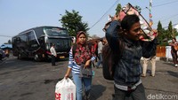 Pemudik membawa berbagaii barang saat datang ke Terminal Kalideres.