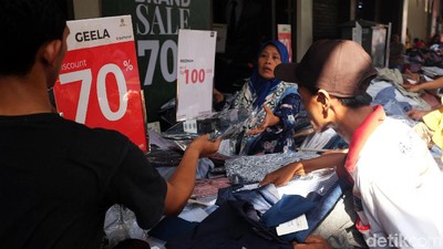 Jelang Lebaran, Pusat Perbelanjaan Diserbu Pembeli